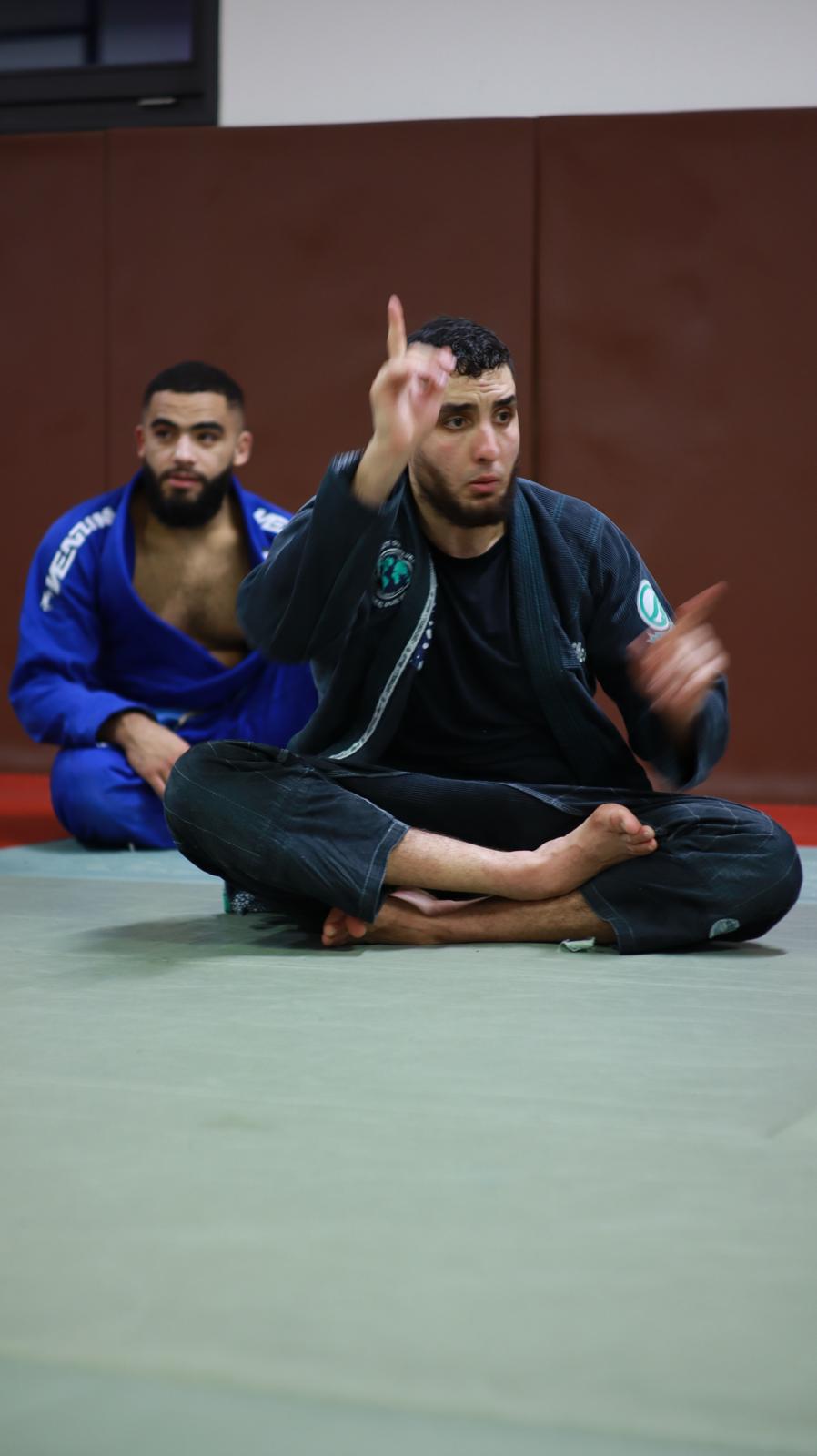 Coach Fahd, ceinture noire de jiu-jitsu brésilien, en train d'enseigner au dojo