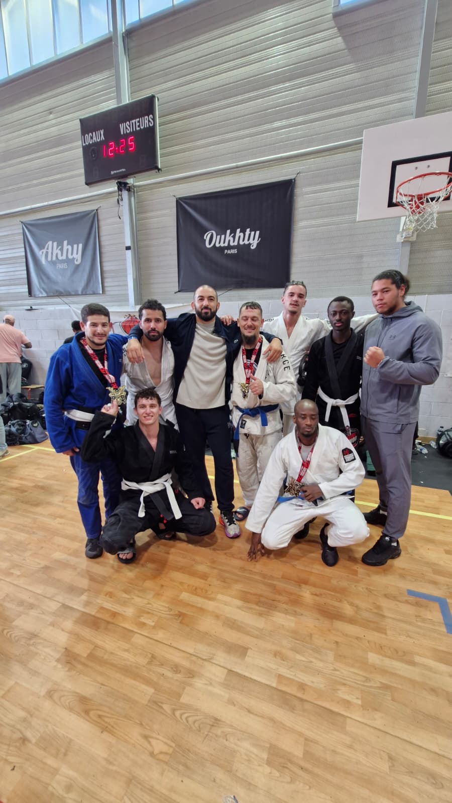 Gros plan de trois athlètes KiwiWOD montrant leurs médailles de Grappling