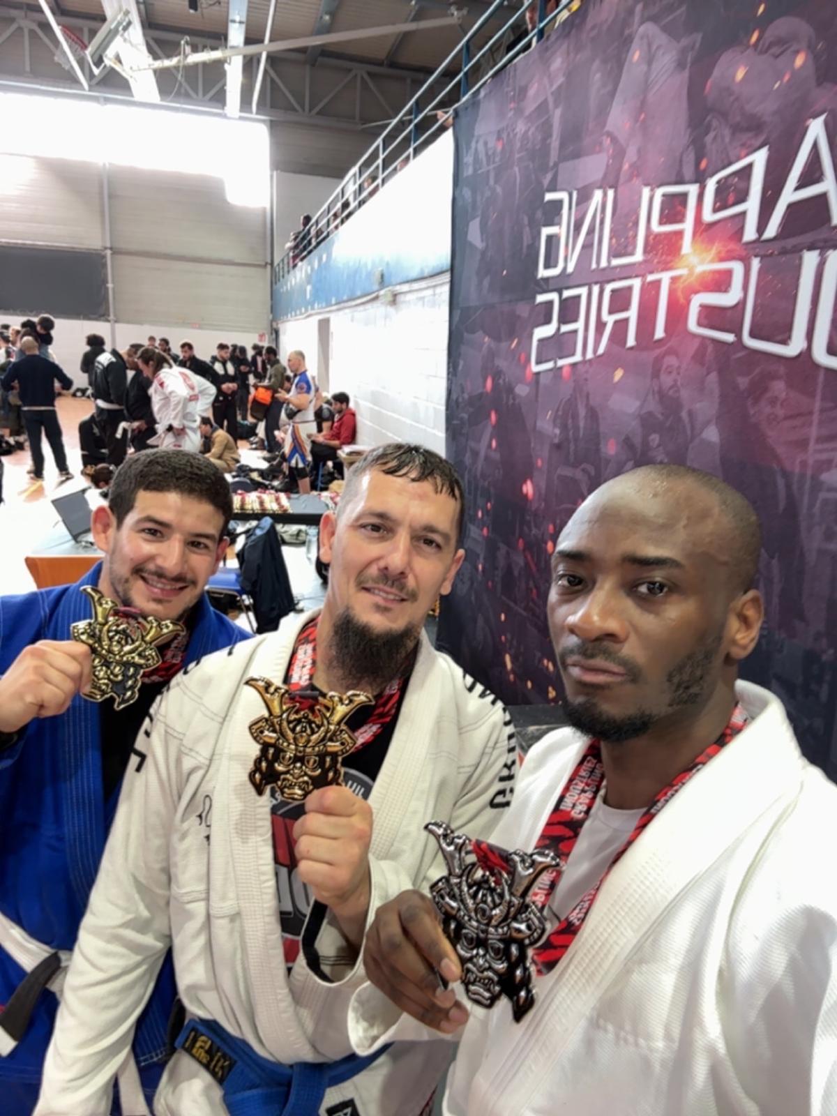 Groupe d’athlètes KiwiWOD en tenue de Jiu-Jitsu lors d’une compétition Grappling